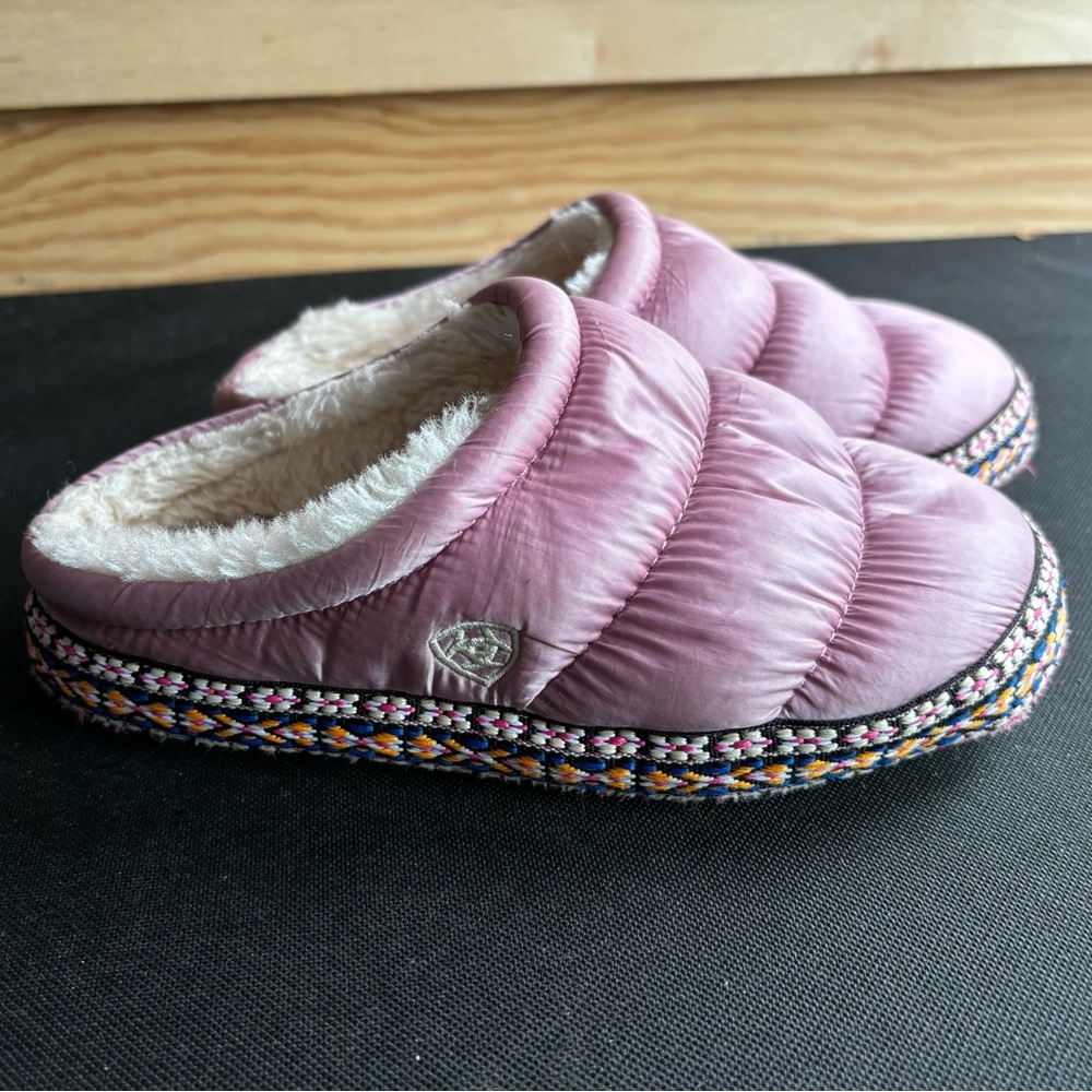 Girl ARIAT Clog Slippers Pink Puffer shoes Embroidered Sole, Kid’s Size M (3-4)